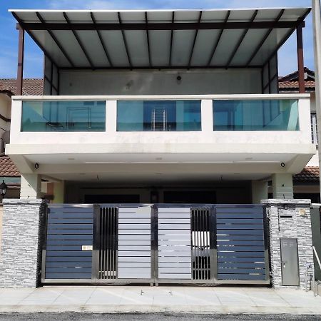 Bbt Double Storey Balcony Bukit Tinggi Home Klang Exterior foto